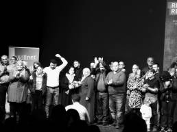Die Familien Arslan, Yilmaz, Bektaş, Taşköprü, Bejarano und Freunde von Oury Jalloh gemeinsam auf der Bühne des HAU