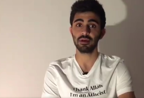 Amed Sherwan mit T-Shirt "Thank Allah I'm an Atheist